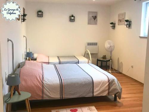 une chambre avec un lit dans une pièce dans l'établissement Domaine de la Tabatière - 3 gites authentiques dont 1 PMR, à Rhinau