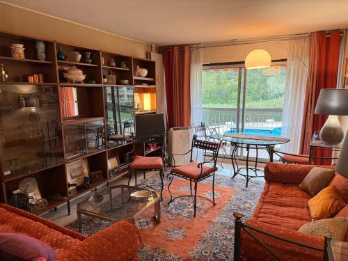 un salon avec un canapé et une table dans l'établissement 2 pièces Mandelieu, à Mandelieu-la-Napoule