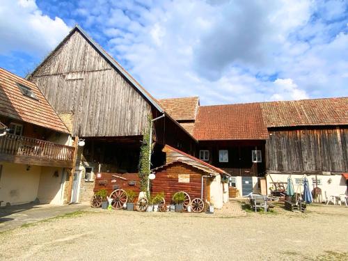 un grand bâtiment en bois avec une grande grange dans l'établissement Domaine de la Tabatière - 3 gites authentiques dont 1 PMR, à Rhinau