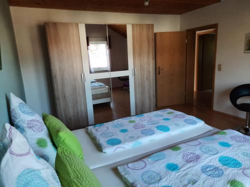 Кровать или кровати в номере Ferienwohnung beim Ried