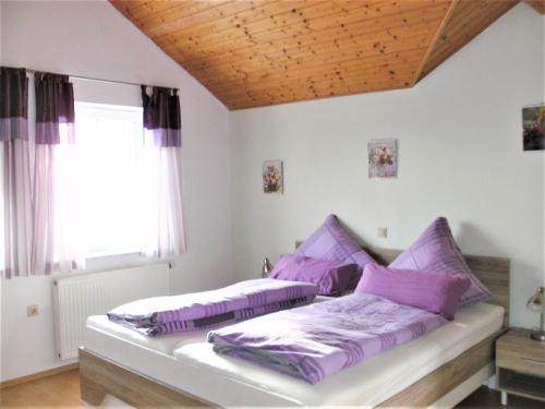 Кровать или кровати в номере Ferienwohnung beim Ried