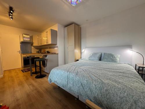 une chambre avec un lit et un bureau et une cuisine dans l'établissement Beau studio à Nice Centre, à Nice