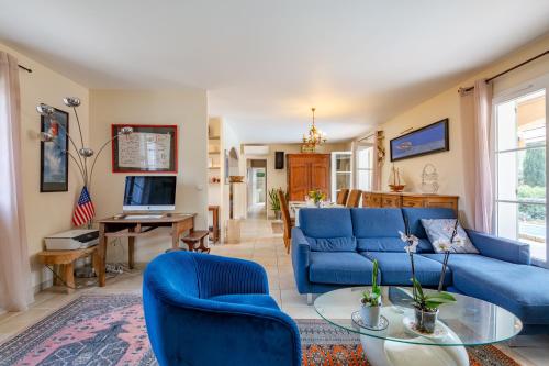 Μια τηλεόραση ή/και κέντρο ψυχαγωγίας στο Maison du Pointu - Piscine privée
