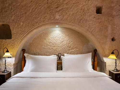 Una cama o camas en una habitación de Kelebek Special Cave Hotel & Spa