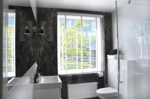 Ένα μπάνιο στο De Eindhovenaar City Apartments