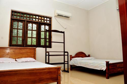 Säng eller sängar i ett rum på Anuradha Holiday Apartments