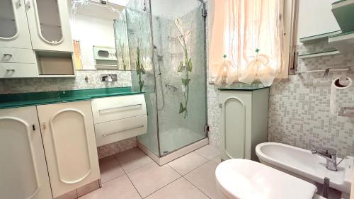 een badkamer met douche, wastafel en toilet bij SE134 - Marotta, bilocale con balcone e garage in Marotta