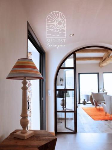 - une lampe sur une table dans le salon dans l'établissement Villa Petra Vuer Mer & Piscine, à Zonza