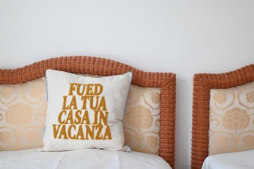 een rieten stoel met een kussen waarop Lord Kira Cason staat in V bij SE134 - Marotta, bilocale con balcone e garage in Marotta