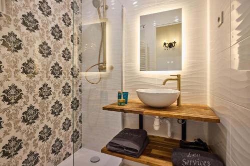 une salle de bain avec un lavabo et une douche dans l'établissement Suite romantique - Carré d'Or Nice proche de la mer, à Nice