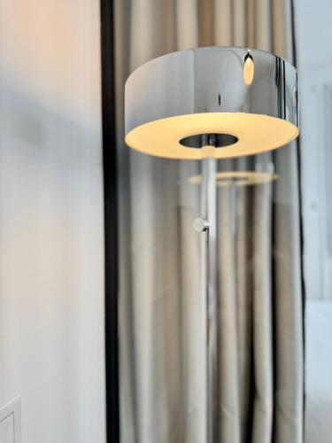 une lampe avec une plaque en bois au-dessus dans l'établissement La Maison Diderot, Centre de Rennes, à Rennes