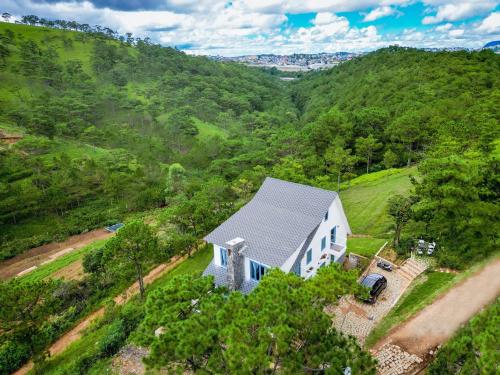 an overhead view of a white house in a hill at Triền Thông An Nhiên in Da Lat