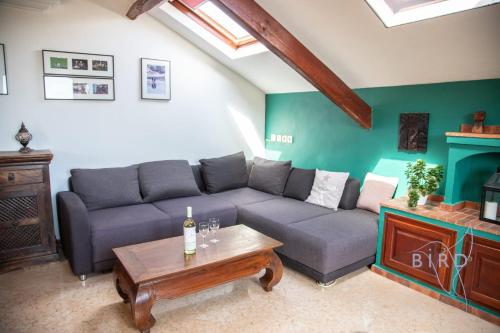 un salon avec un canapé et une table dans l'établissement Charm and Authenticity Your Getaway in Cagnes-sur-Mer!, à Cagnes-sur-Mer