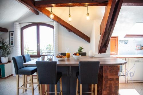 une cuisine avec une grande table et des chaises en bois dans l'établissement Charm and Authenticity Your Getaway in Cagnes-sur-Mer!, à Cagnes-sur-Mer