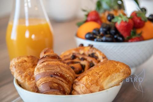 - un bol de viennoiseries et un bol de fruits dans l'établissement Charm and Authenticity Your Getaway in Cagnes-sur-Mer!, à Cagnes-sur-Mer