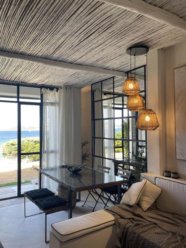 een woonkamer met een tafel en een bank bij Loft 1 Beachfront Porto Faro in Palau