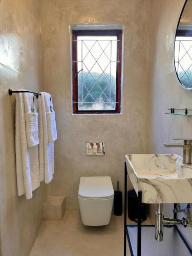 Ένα μπάνιο στο Kalk Bay Secure Seaside Apartment with Pool
