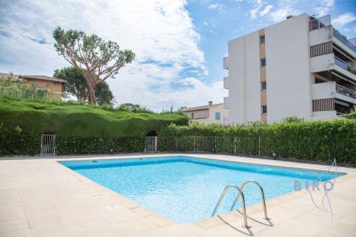 walk to beach with AC and swimpool