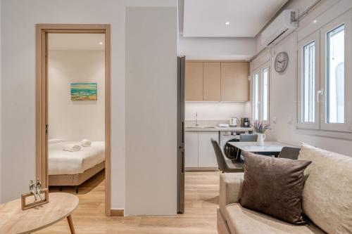 Ruang duduk di Near Pireas Port-Brand New Suite