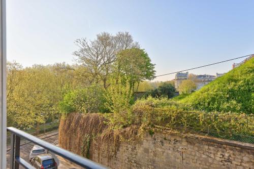 une voiture garée au-dessus d'un mur de briques dans l'établissement GuestReady - Charming Stay in Montsouris, à Paris