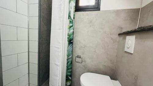 une salle de bain avec douche, toilettes et fenêtre dans l'établissement Studio 5 PORTO LUMIO, à Lumio