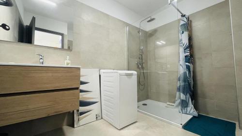 une salle de bain avec une douche, des toilettes et un lavabo dans l'établissement Appartement MARINA 1 LUMIO, à Lumio