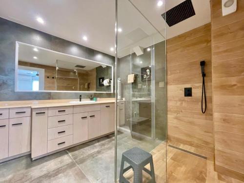 Emalco SeaFront Modern Apartment