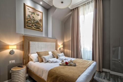 Un dormitorio con una cama grande y una ventana en Lea Luxury Rooms en Roma