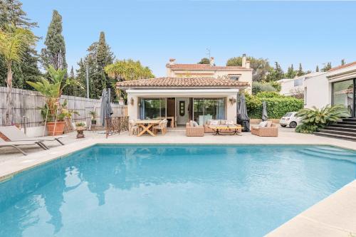 une piscine devant une maison dans l'établissement Immogroom - Exceptional Villa Near Croisette, à Cannes