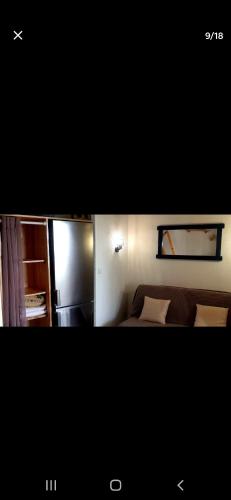 - deux photos d'une chambre avec un lit et un réfrigérateur dans l'établissement Appartement en résidence vue sur mer, au Barcarès