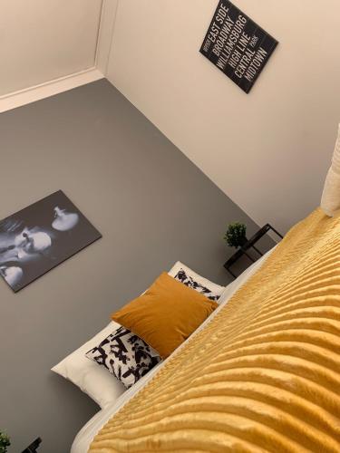 1 dormitorio con 1 cama con sábanas y almohadas amarillas en Central Lisbon rooms, best location for tourists, en Lisboa