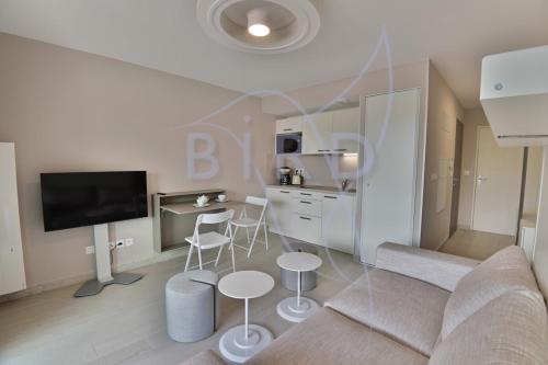 un salon avec un canapé et une table dans l'établissement Studio feet in the water friendly cozy and unique, à Villeneuve-Loubet