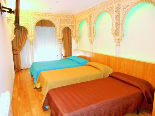 Zimmer mit 2 Betten und 2 Bänken in der Unterkunft Martin House & Granada in Granada
