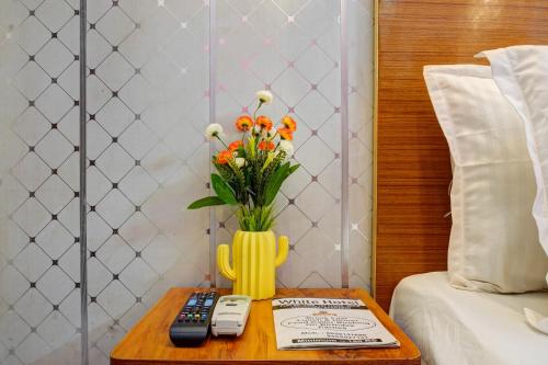 Ruang duduk di Hotel White at Vasundhara - Couple Friendly