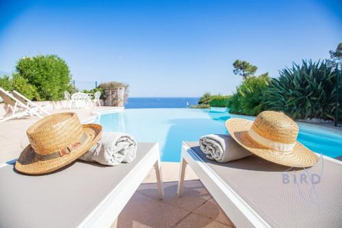 Sumptuous villa with sea view and its renovated outbuilding in the heart of