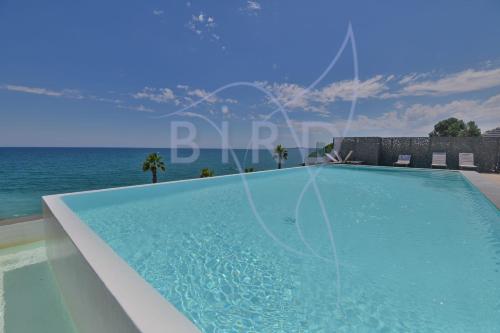 Magnificent apartment on the ground floor and next to the sea