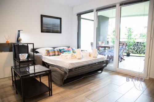 - une chambre avec un lit dans un dortoir doté d'une terrasse dans l'établissement Magnificent apartment on the ground floor and next to the sea, à Villeneuve-Loubet