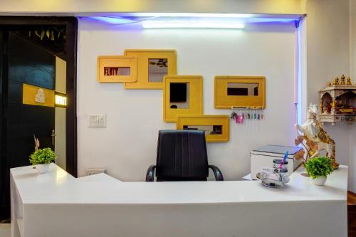 Gambar di galeri bagi Hotel White at Vasundhara - Couple Friendly di Ghaziabad