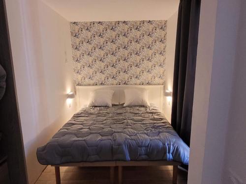 - un lit avec tête de lit dans une chambre dans l'établissement Appartement, Port Bourgenay, Talmont-Saint-Hilaire, à Talmont-Saint-Hilaire