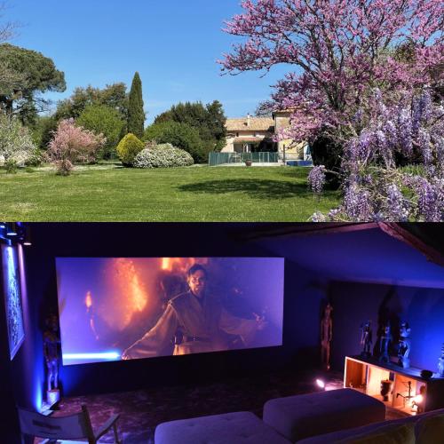 - un salon avec une grande télévision à écran plat dans la cour dans l'établissement Cinégîte du jardin aux étoiles - Proche de Saint Emilion, à Saint-Pey-de-Castets