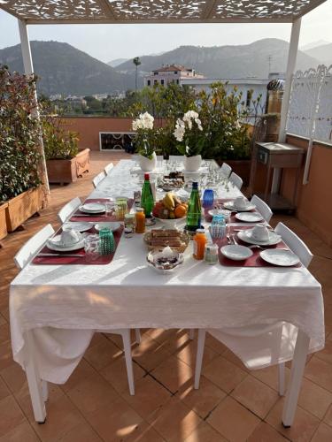 - une table blanche avec de la nourriture et des boissons dans l'établissement The Rooftop Terrace b&b Double Rooms Private Bathrooms and an equipped Roof Terrace, à Sant'Agnello