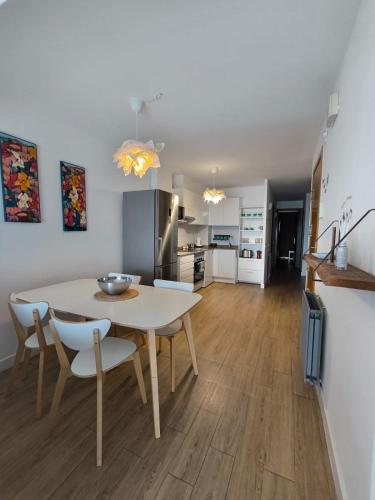 a kitchen and dining room with a table and chairs at MM4-Apto en 1ª linea de playa in Mataró