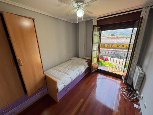 En eller flere senge i et værelse på Piso con Garaje en Cartes