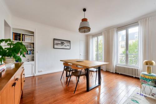 une salle à manger avec une table et des chaises en bois dans l'établissement Charming Property with Open Views, à Paris