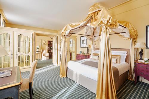 Château Hôtel Grand Barrail — Bedroom