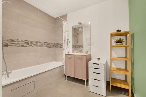 une salle de bain avec une baignoire et un lavabo dans l'établissement L'Harona - Proche de la gare et du métro, à Toulouse