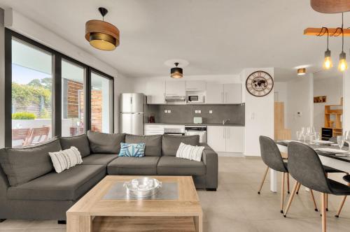 un salon avec un canapé et une table dans l'établissement L'Harona - Proche de la gare et du métro, à Toulouse