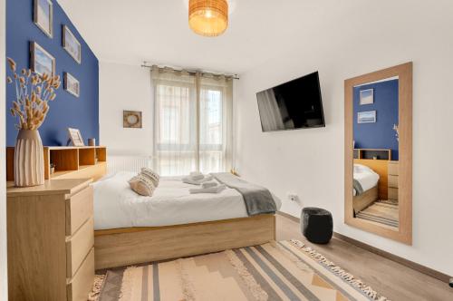une chambre avec un grand lit et un miroir dans l'établissement L'Harona - Proche de la gare et du métro, à Toulouse