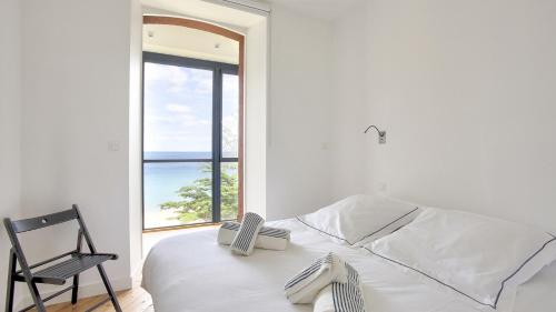 En eller flere senge i et værelse på Villa Emeraude 5 bedrooms