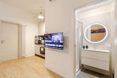 a living room with a sink and a mirror at Casa Marelli in Sesto San Giovanni